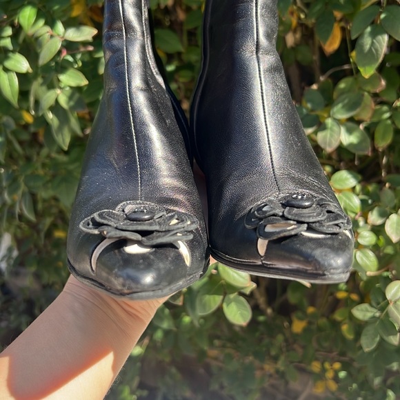 Chanel Black Leather Flower Appliqué Logo Pointed Toe Booties Euro size 37.🖤🔥 - Picture 4 of 17